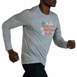 Brooks Men's Run Merry Distance Longsleeve - Heather Ash/Run Merry (211404047) 9 Brooks Men's Run Merry Distance Longsleeve - Heather Ash/Run Merry (211404047) -Darn Tough Shop 211404 047 MV Run Merry Distance Graphic LS