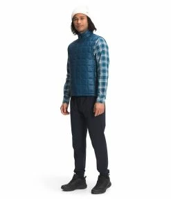 The North Face Men's Thermoball Eco Vest 2.0 - Monterey Blue (NF0A5GLOBH7) -Darn Tough Shop NF0A5GLO BH7 model34