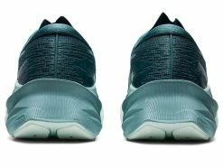 Asics Women's Novablast 3 -Darn Tough Shop ezgif.com gif maker 2022 08 15T150534.894