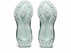 Asics Women's Novablast 3 -Darn Tough Shop ezgif.com gif maker 2022 08 15T150607.342