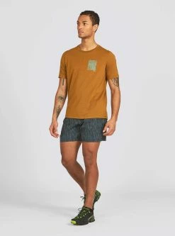 Janji Men's Runterra Bio Tee - Run Everywhere Alphatopo (MT06A-S22-ATP) -Darn Tough Shop ezgif.com gif maker 12 1b59bb8b 46bd 496b bd26 a21798060df9