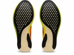 Asics Women's Metaspeed Sky -Darn Tough Shop ezgif.com gif maker 93 12228737 0009 4b13 872a 3919ff00a192